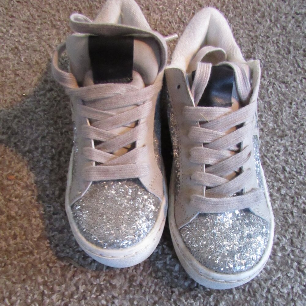 No boundaries gray glittery shoes size 6